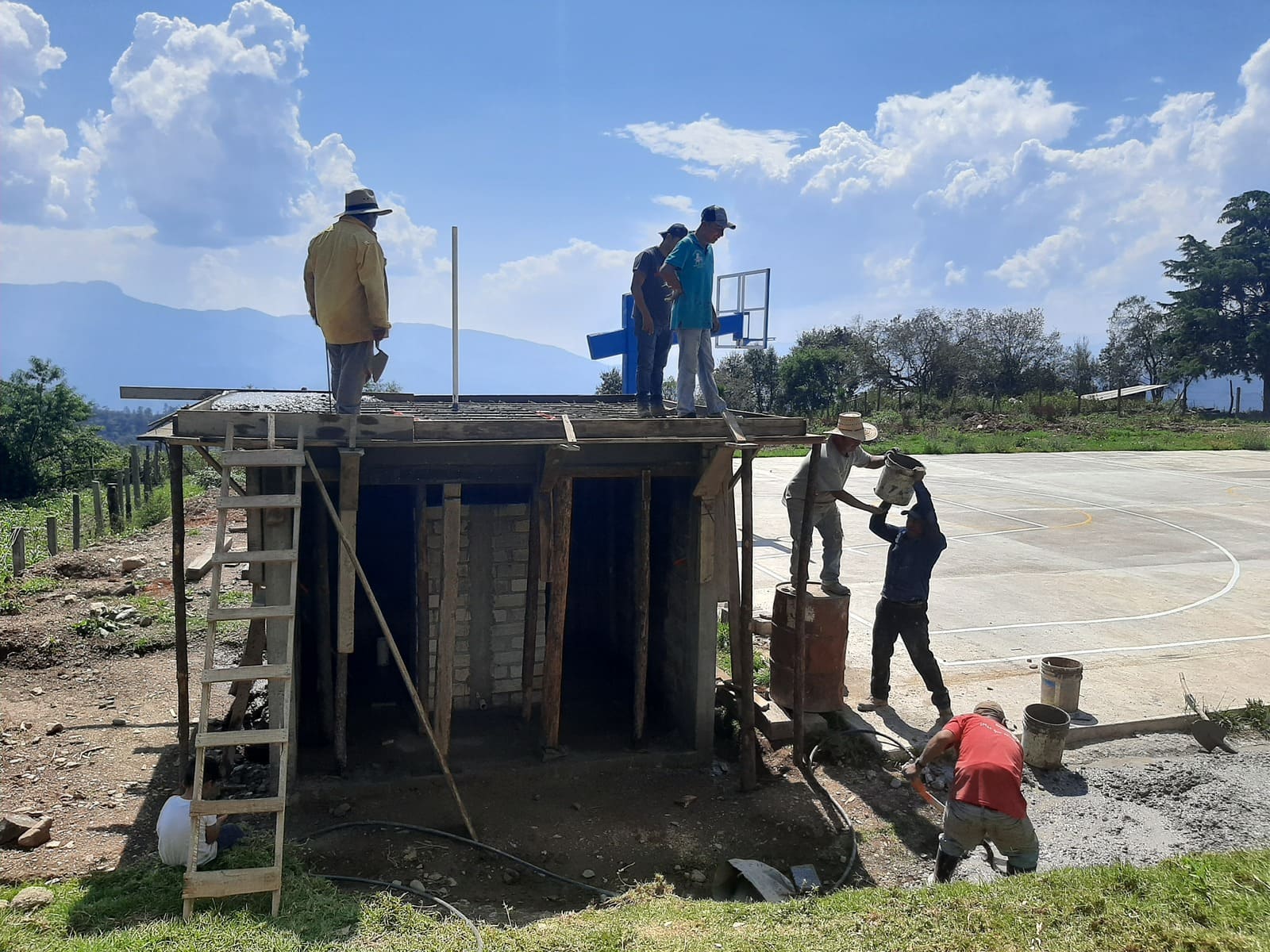 hombres trabajando en un proyecto humanitario en Tudela