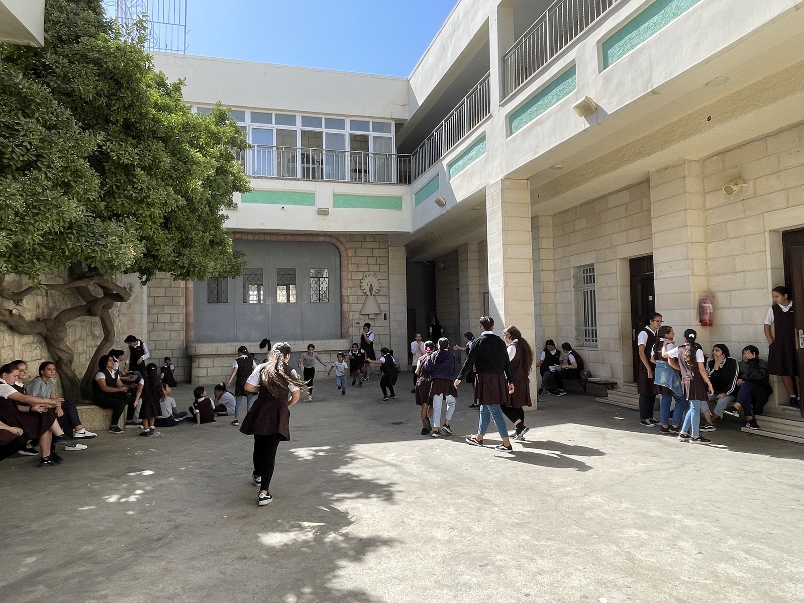 niñas jugando en el patio de un colegio en Jerusalén