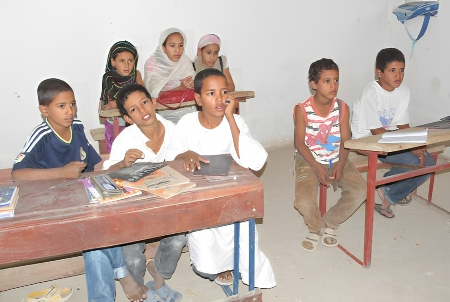 Reduciendo la tasa de analfabetismo en el medio nómada colegio móvil en Tombouctou