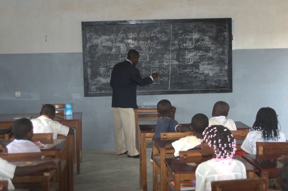 profesor dando clase a niños y niñas en Cacuaco, Luanda