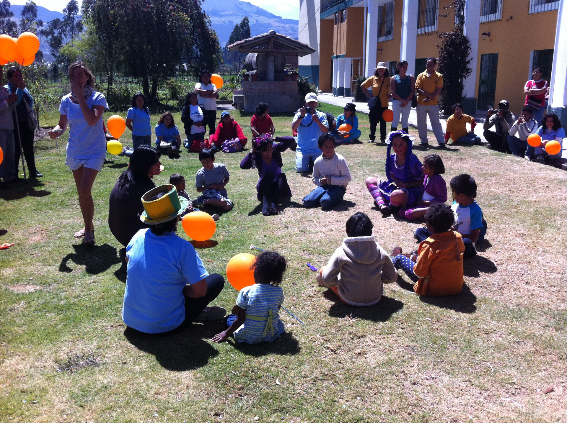 niños en círculo jugando en el centro de acogida de niños y jóvenes Juvilus